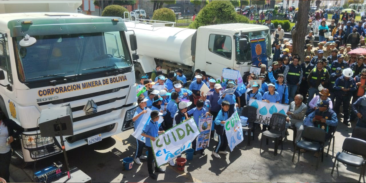 La volqueta y cisterna que fueron entregados en Potosí. | Foto: Comibol