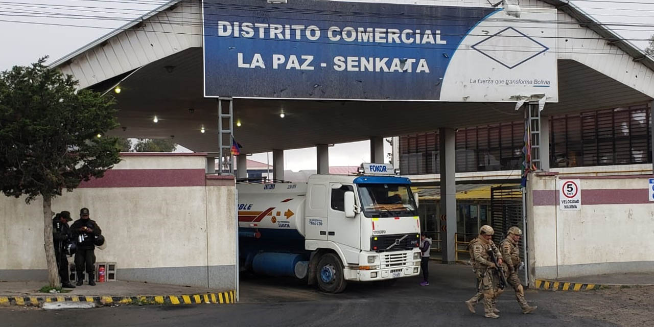 Un camión cisterna luego de cargar combustible en la planta de Senkata. | Foto: ABI
