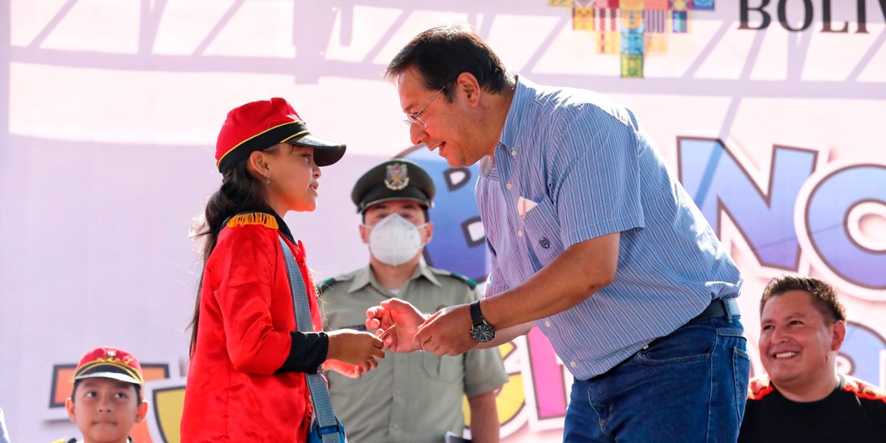 El presidente Luis Arce en el pago del Bono Juancito Pinto en Warnes, Santa Cruz, en 2022. Foto: ANCCB