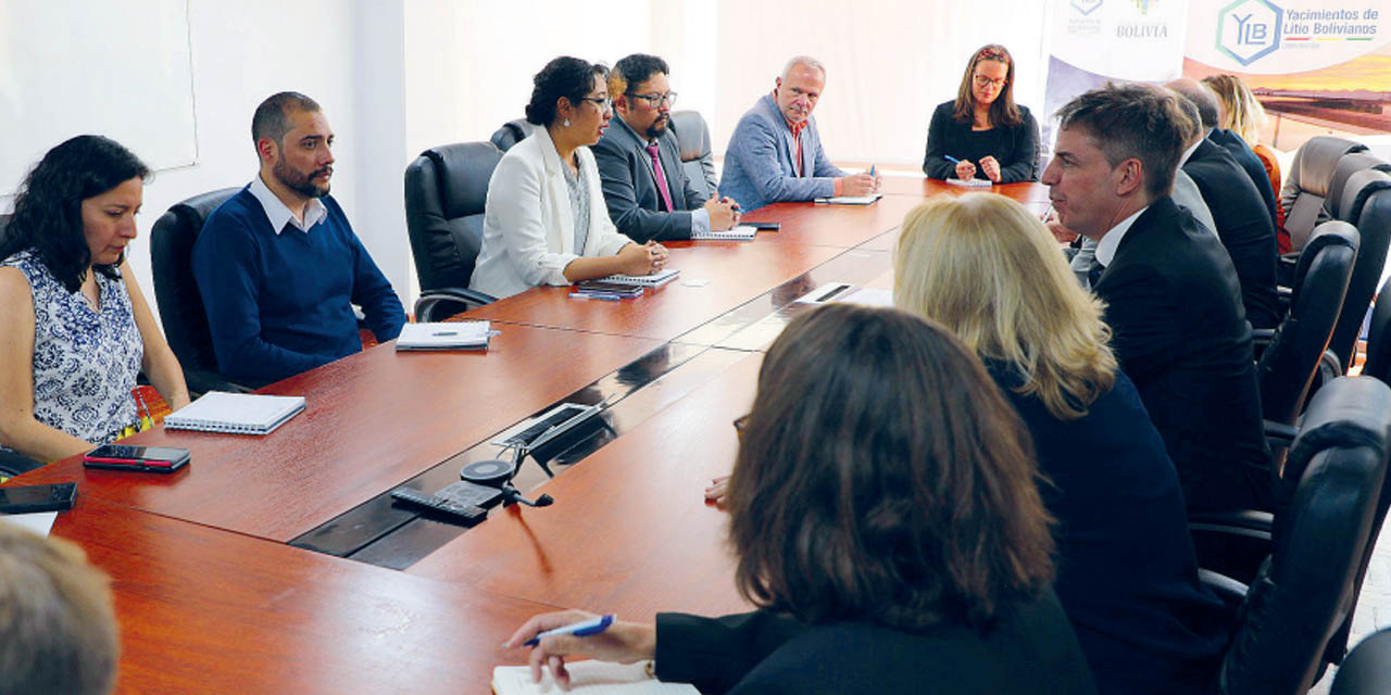 Embajadores de la UE, Francia, Alemania, Suecia e Italia y sus comitivas en reunión con YLB. | Foto: YLB
