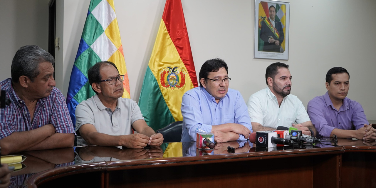 El ministro de Hidrocarburos y Energía, Franklin Molina Ortiz, en conferencia de prensa. Foto: MHyE