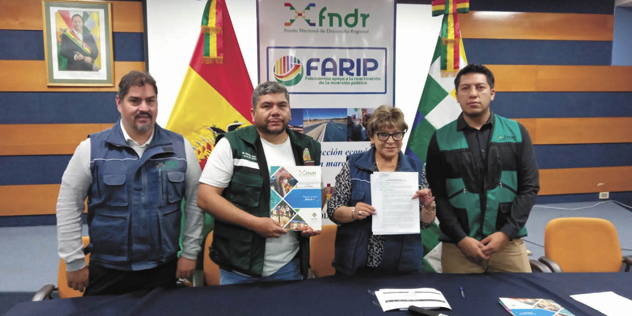 Acto de la firma de los contratos de financiamiento. | Foto: Min. Planificación