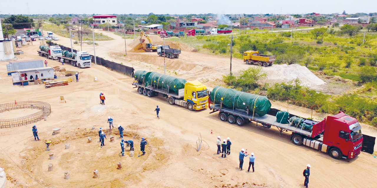 Llegada de los camiones cargados de los equipos para la Planta de Biodiésel I. | Foto: YPFB 