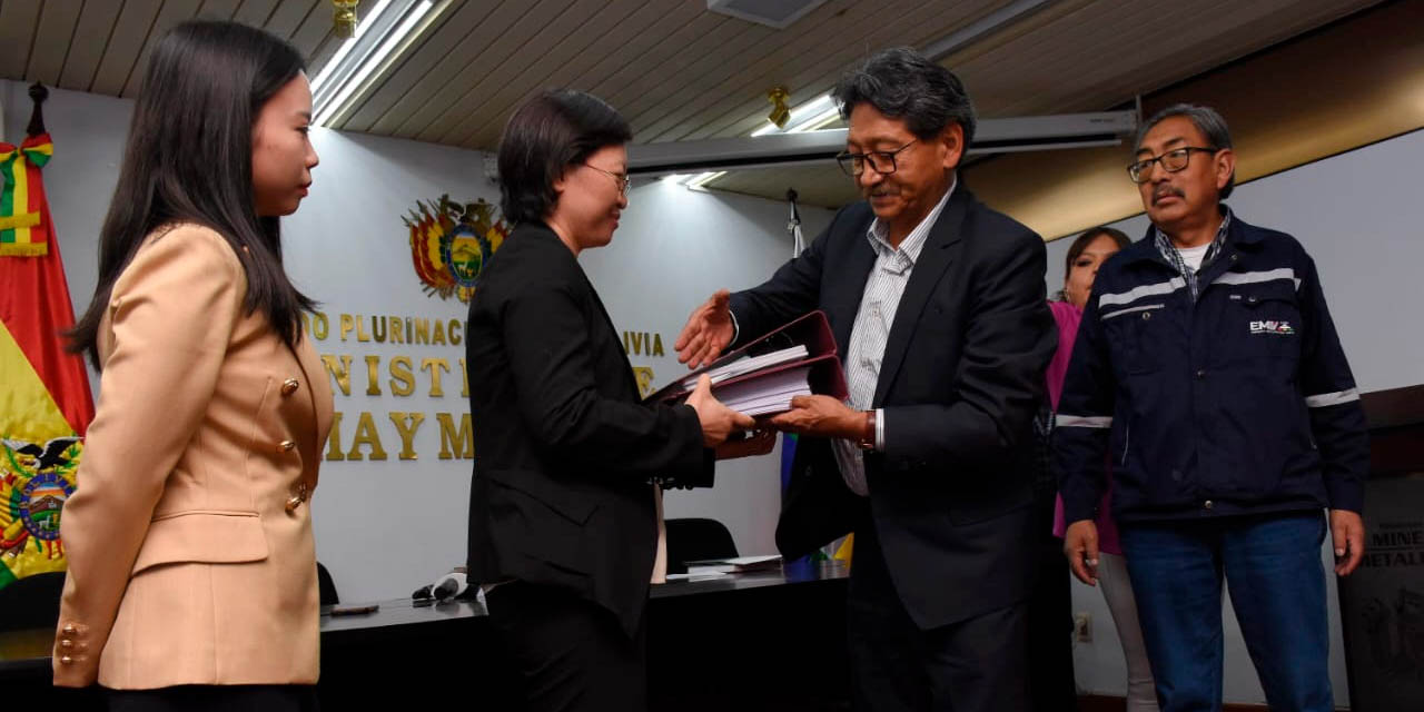 La entrega de los documentos del proyecto de la planta de zinc de Oruro. | Foto: APG