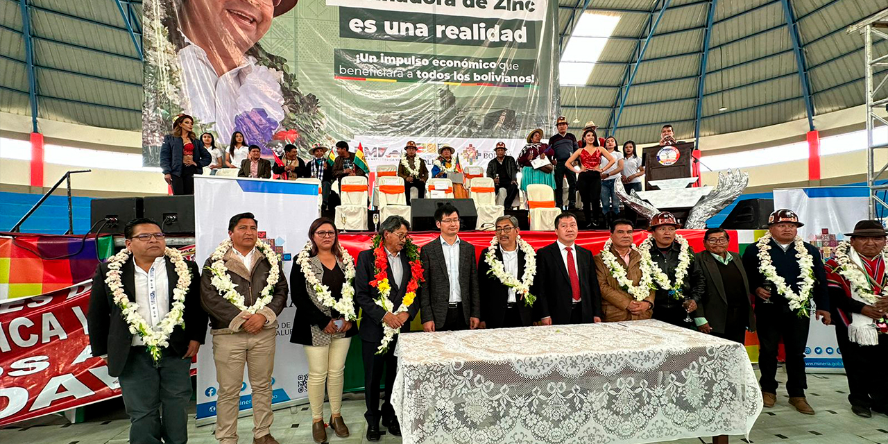 Las autoridades de Minería y representantes de las empresas chinas. Foto:  Min. de Minería