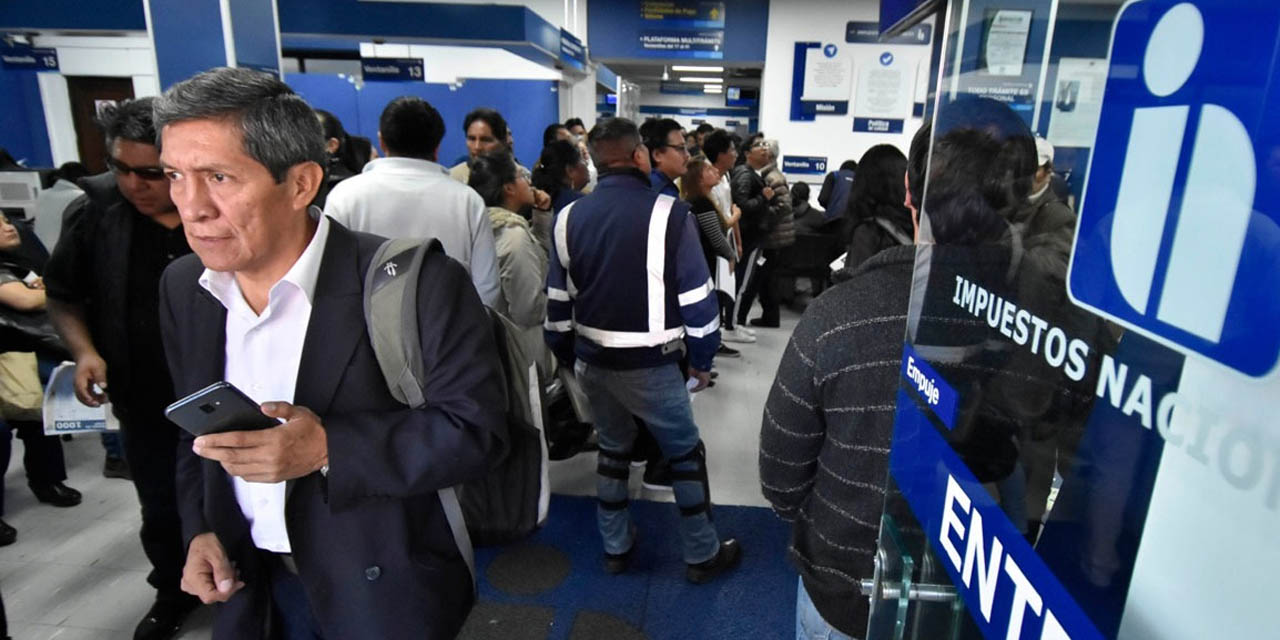 Los contribuyentes cumplen con sus obligaciones tributarias.  | Foto: Archivo