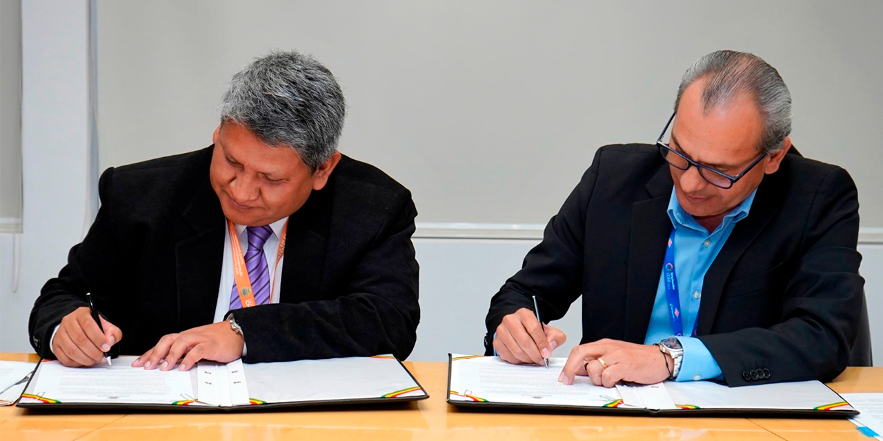 La firma del convenio entre los representantes de YPFB Transporte y la Gobernación de Chuquisaca.