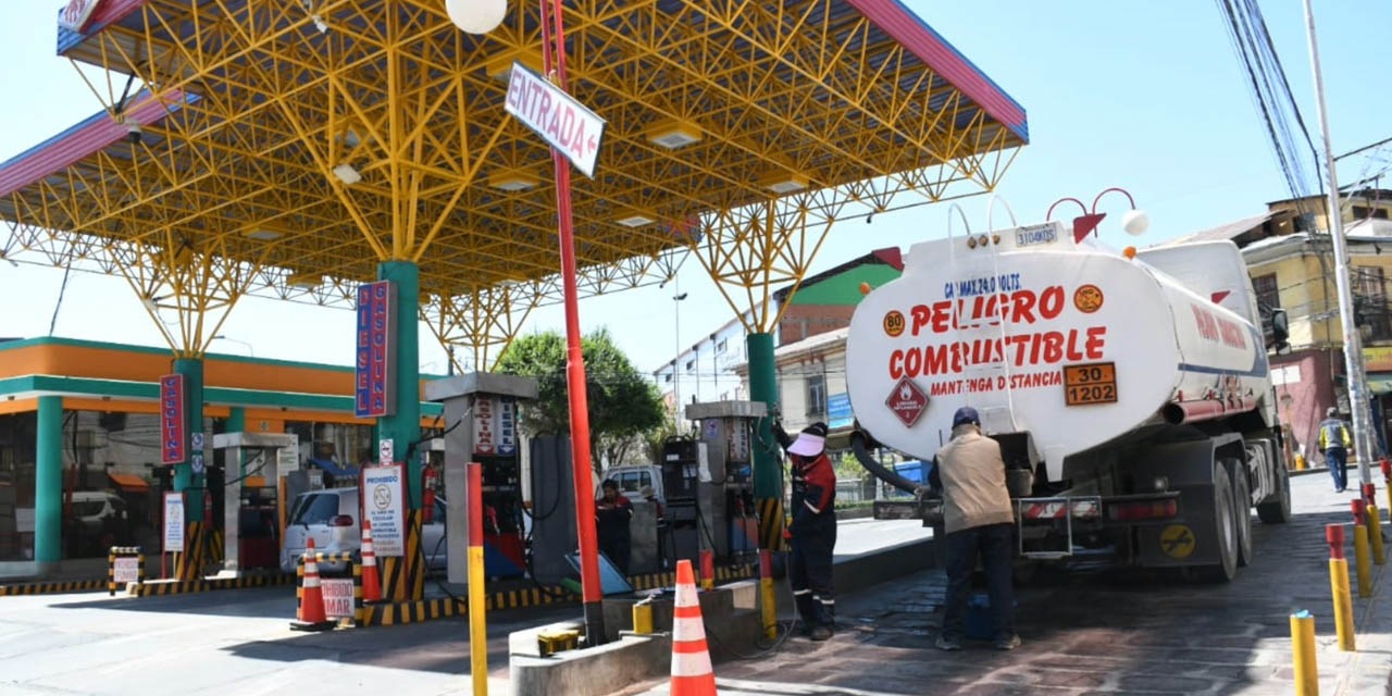 Una estación de servicio sin filas en la ciudad de La Paz, ayer. | Foto: APG