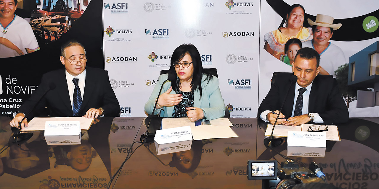 La directora de la ASFI junto a representantes de Asoban Santa Cruz.  | Foto: ASFI