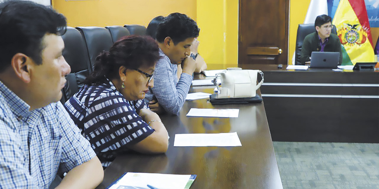 El director ejecutivo de la ANH, Germán Jiménez, con representantes de Asosur. | Foto: ANH