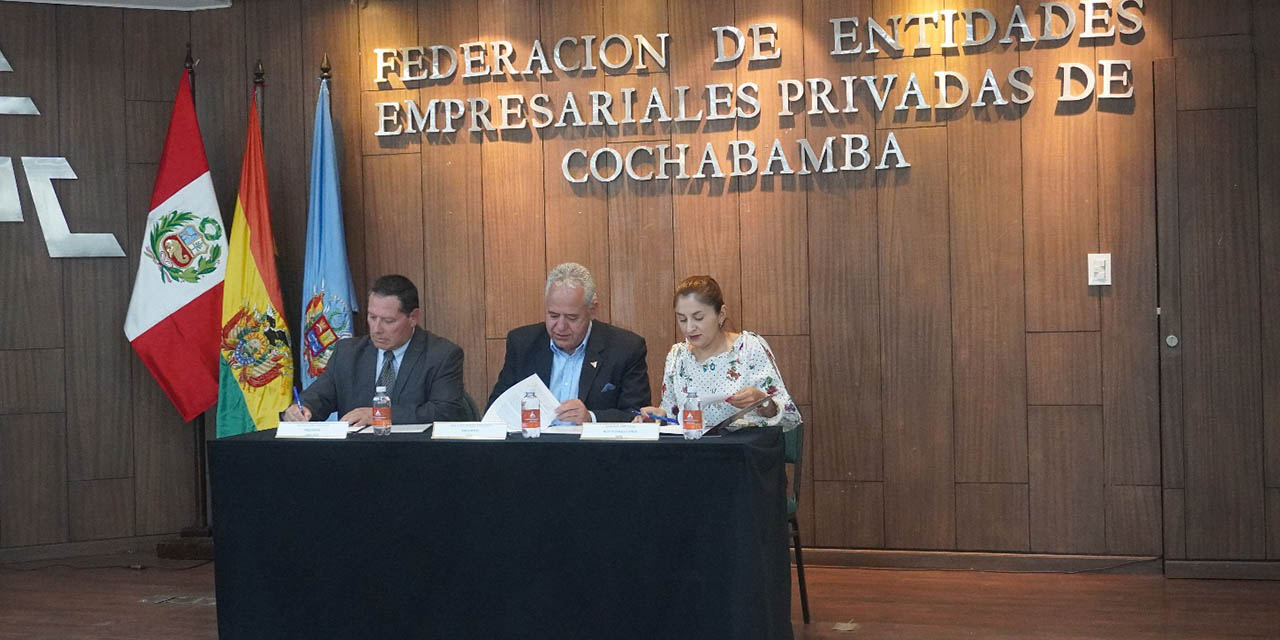 Firma del convenio entre los representantes de la FEPC y la Camcipeb. | Foto: FEPC