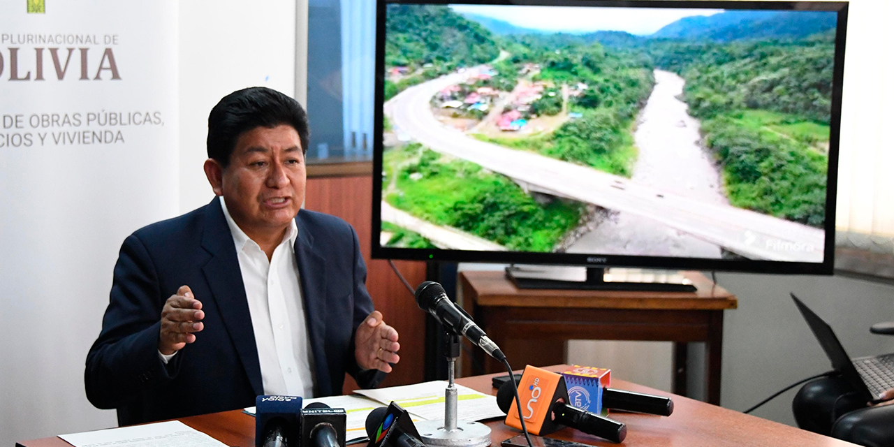 El ministro de Obras Públicas, Edgar Montaño, en conferencia de prensa.