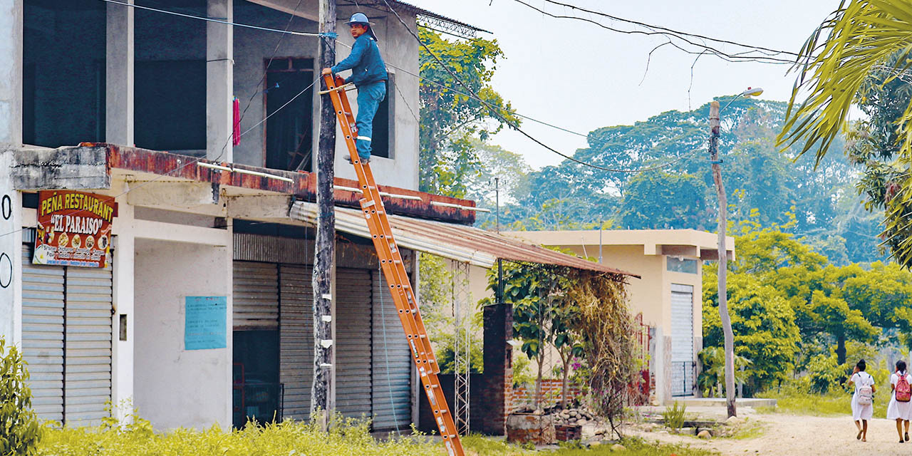 Trabajos. El personal de Entel en la habilitación de la fibra óptica. | Foto: Entel