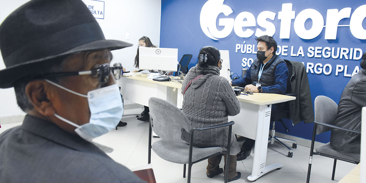 Los jubilados podrán acceder al cobro sin hacer largas filas.  | Foto: Jorge Mamani