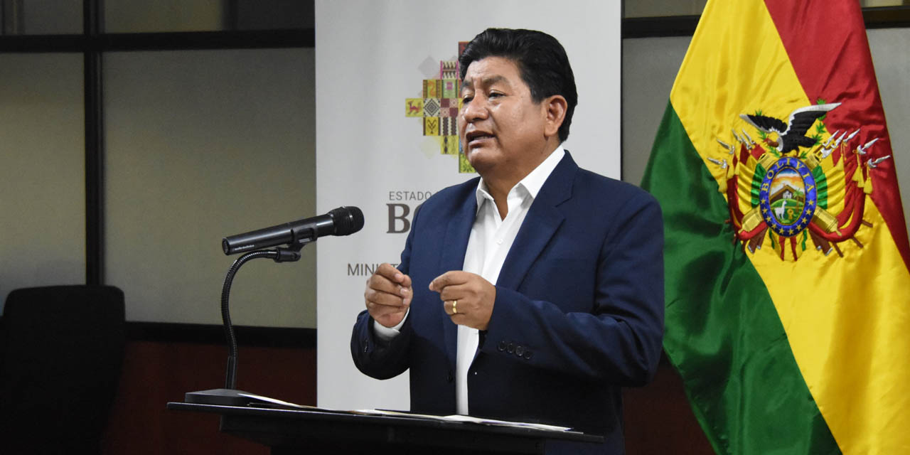 El ministro de Obras Públicas, Edgar Montaño, en conferencia de prensa.