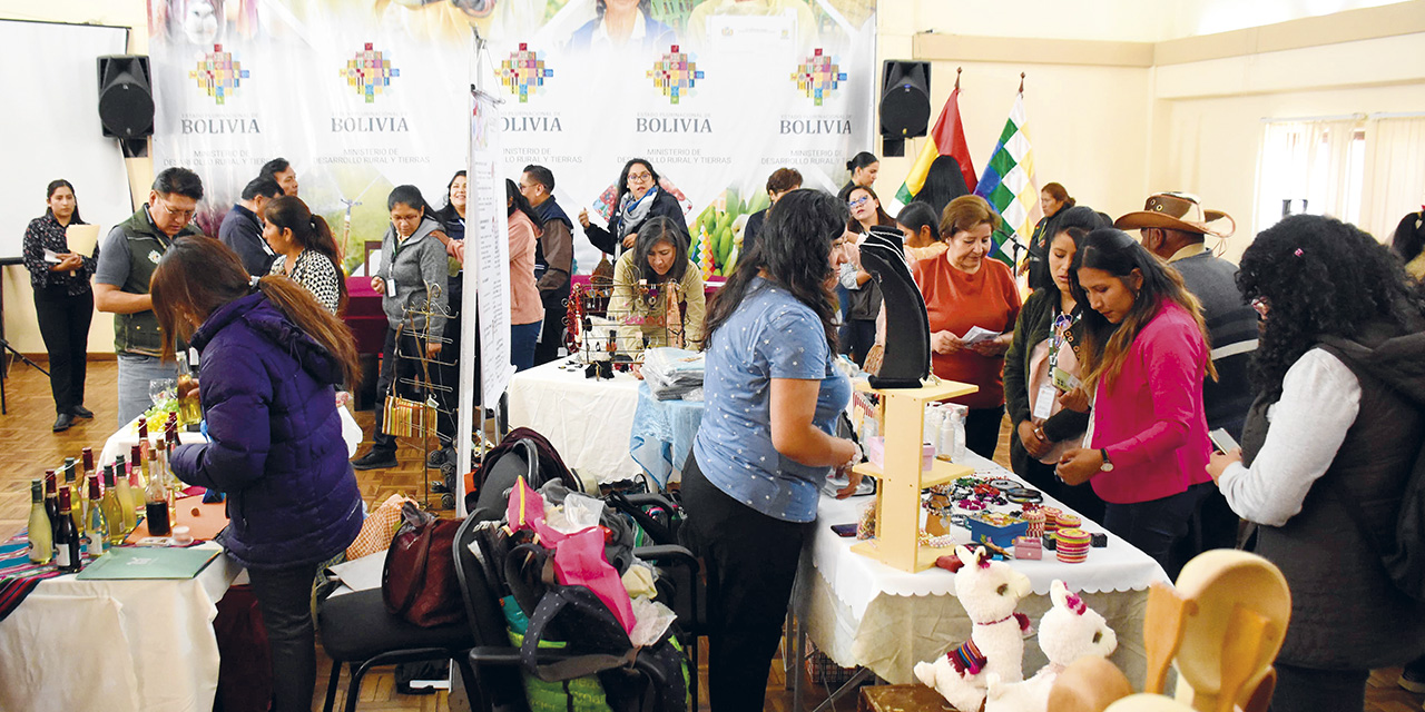 Parte de las productoras que participaron en la feria.  | Foto: Jorge Mamani