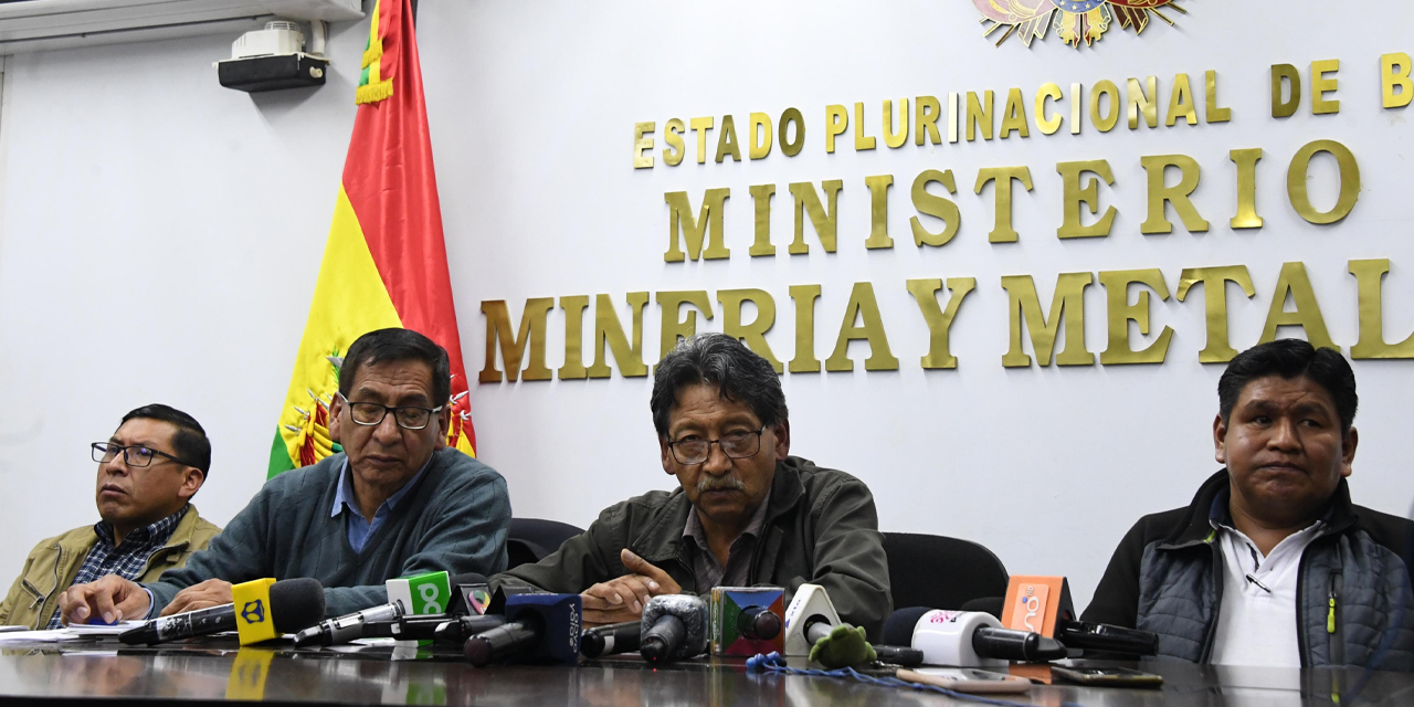 Conferencia de prensa de los ministros de Minería y de Medio Ambiente.