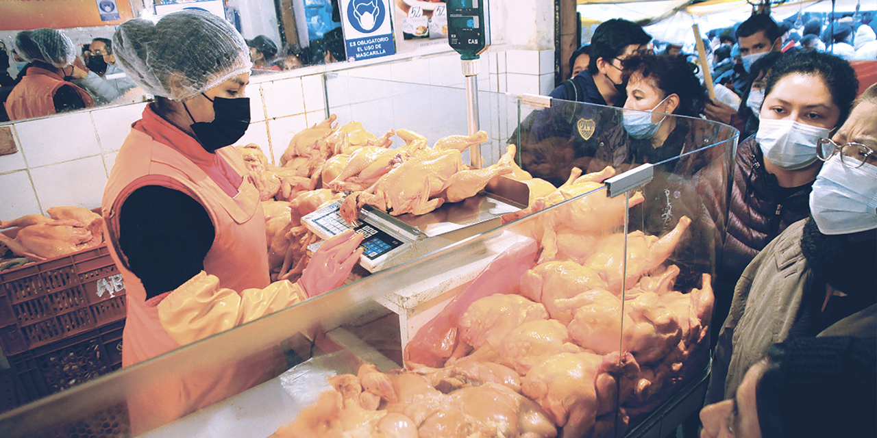 La carne de pollo llega a los mercados a precio justo. | Foto: Jorge Mamani