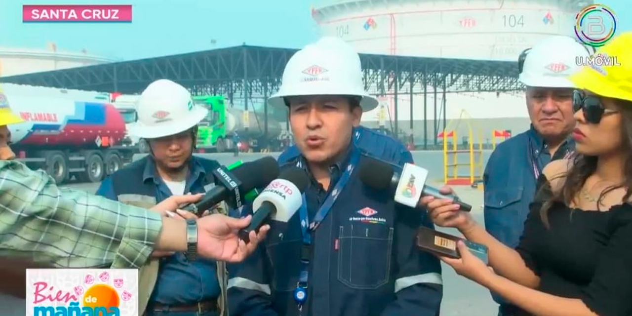 El gerente de YPFB, Félix Cruz, en conferencia de prensa. Imagen: Captura Bolivia Tv.