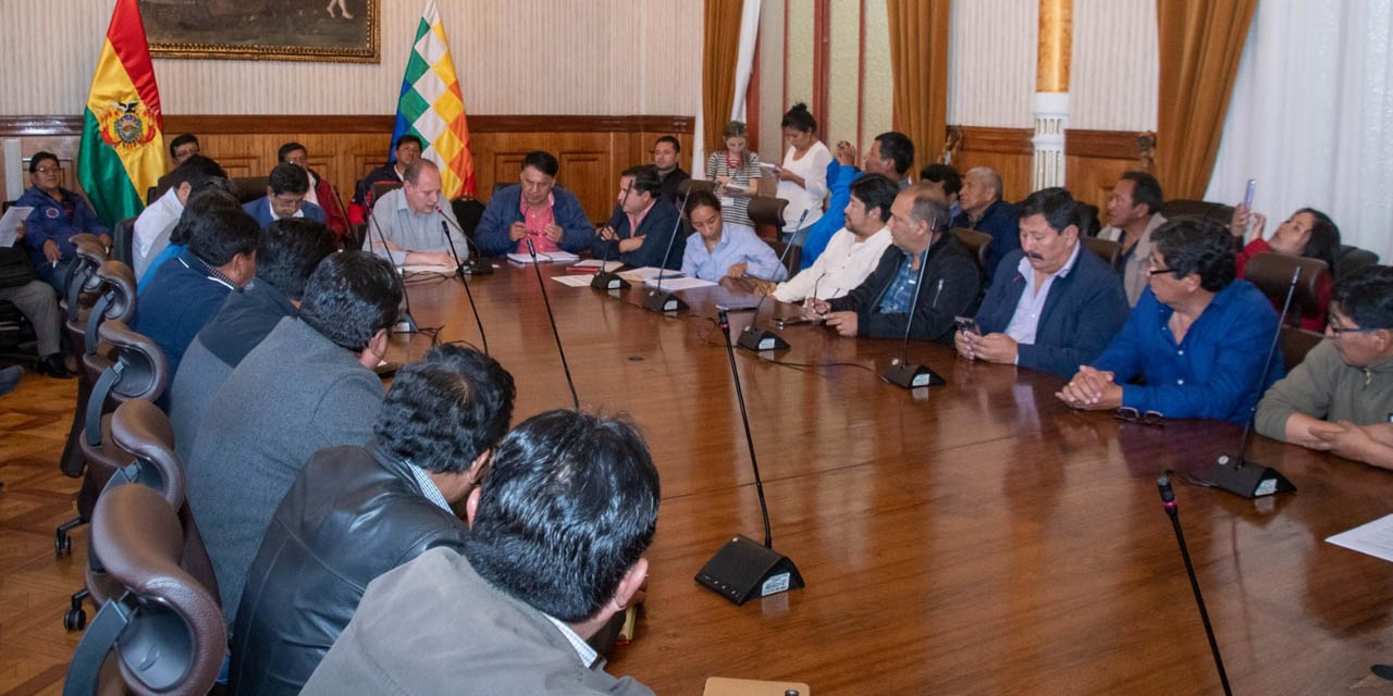 Autoridades de Hidrocarburos y de la Cancillería se reunieron con el sector del transporte pesado internacional. | Foto: Archivo