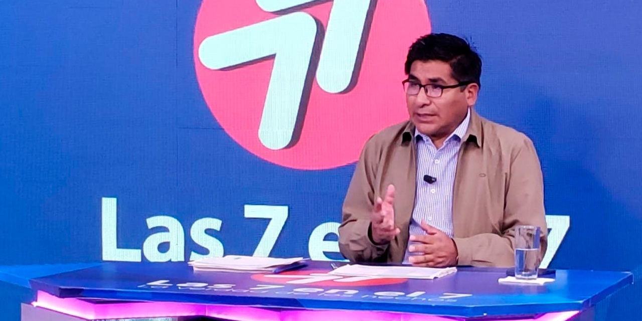 El ministro de Desarrollo Productivo y Economía Plural, Néstor Huanca, en entrevista con Bolivia Tv.
