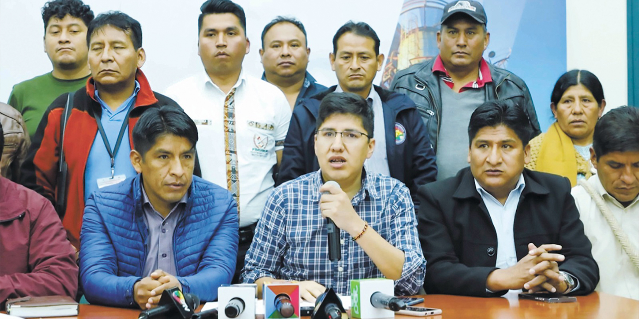 El director de la ANH, Germán Jiménez (centro), rodeado de los alcaldes del norte de La Paz. Foto:  ANH