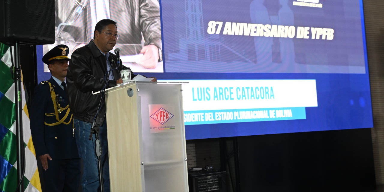 El presidente Luis Arce en el acto de celebración por el 87 aniversario de la estatal Yacimientos Petrolíferos Fiscales Bolivianos (YPFB). Foto: Comunicación Presidencial