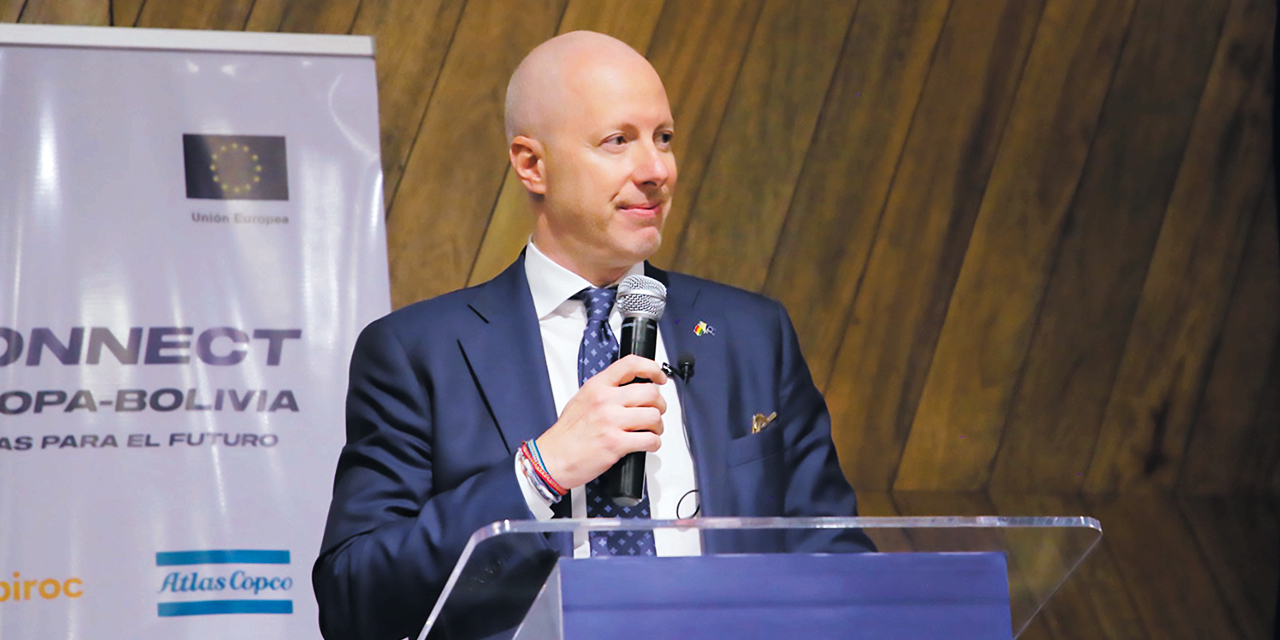 El embajador de la UE, Michael Dóczy, participó en el encuentro junto a autoridades del Ministerio de Hidrocarburos e YLB.  FOTO:  YLB