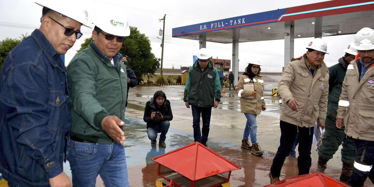 Personal de YPFB y la ANH, en instalaciones de la gasolinera ubicada en Achica Arriba.