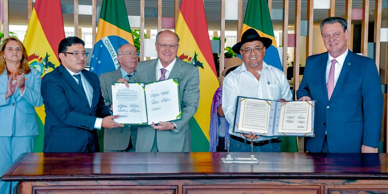 Los ministros Franklin Molina (izq.) y Remmy Gonzales con sus pares brasileños, en Brasilia, con el acuerdo firmado.