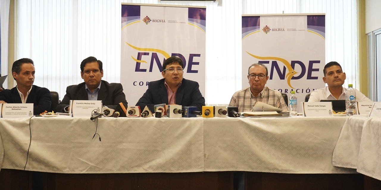 El ministro de Hidrocarburos, Franklin Molina (centro), junto a autoridades de ENDE.