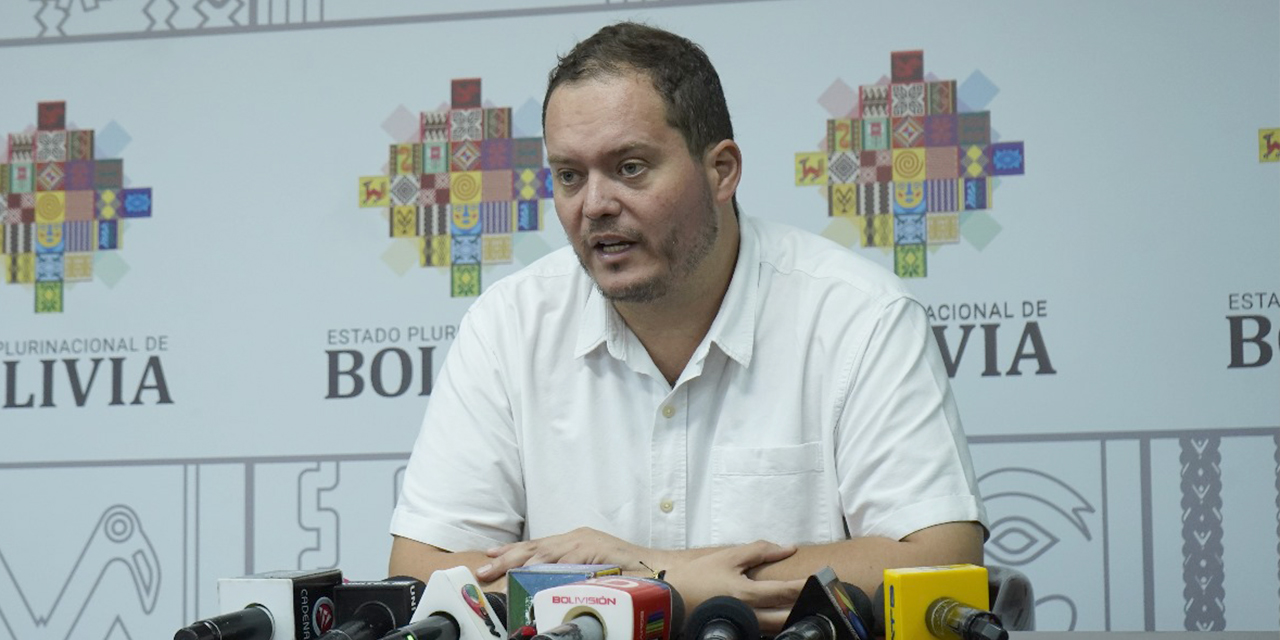 El presidente de YPFB, Armin Dorgathen, en entrevista en Bolivia TV.