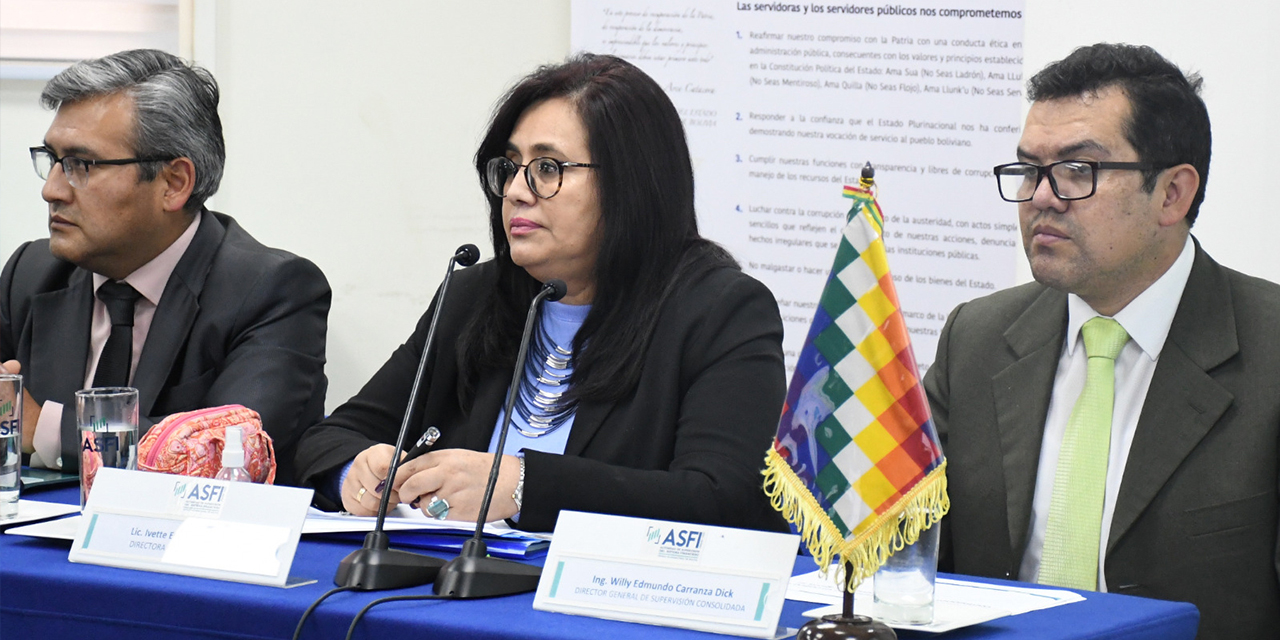 La directora de la ASFI en conferencia de prensa.