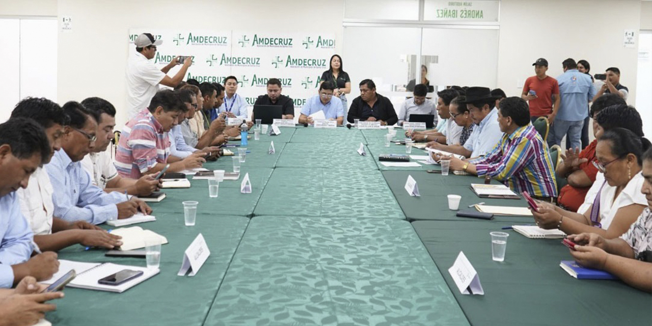 El ministro de Hidrocarburos, Franklin Molina, junto a representantes de Amdecruz.