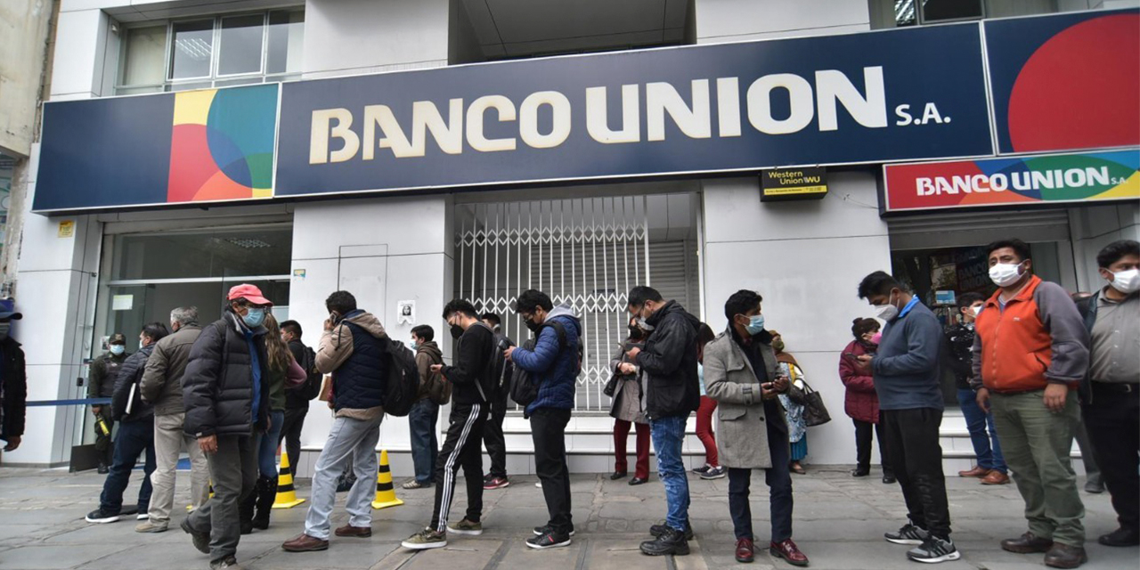 Los bancos mantendrán prudencia con las transacciones en dólares. Foto: Archivo
