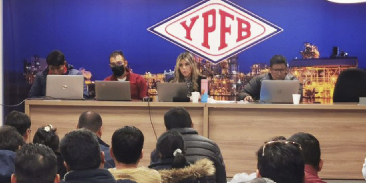 Reunión entre autoridades de YPFB y transportistas, en la ciudad de La Paz. 