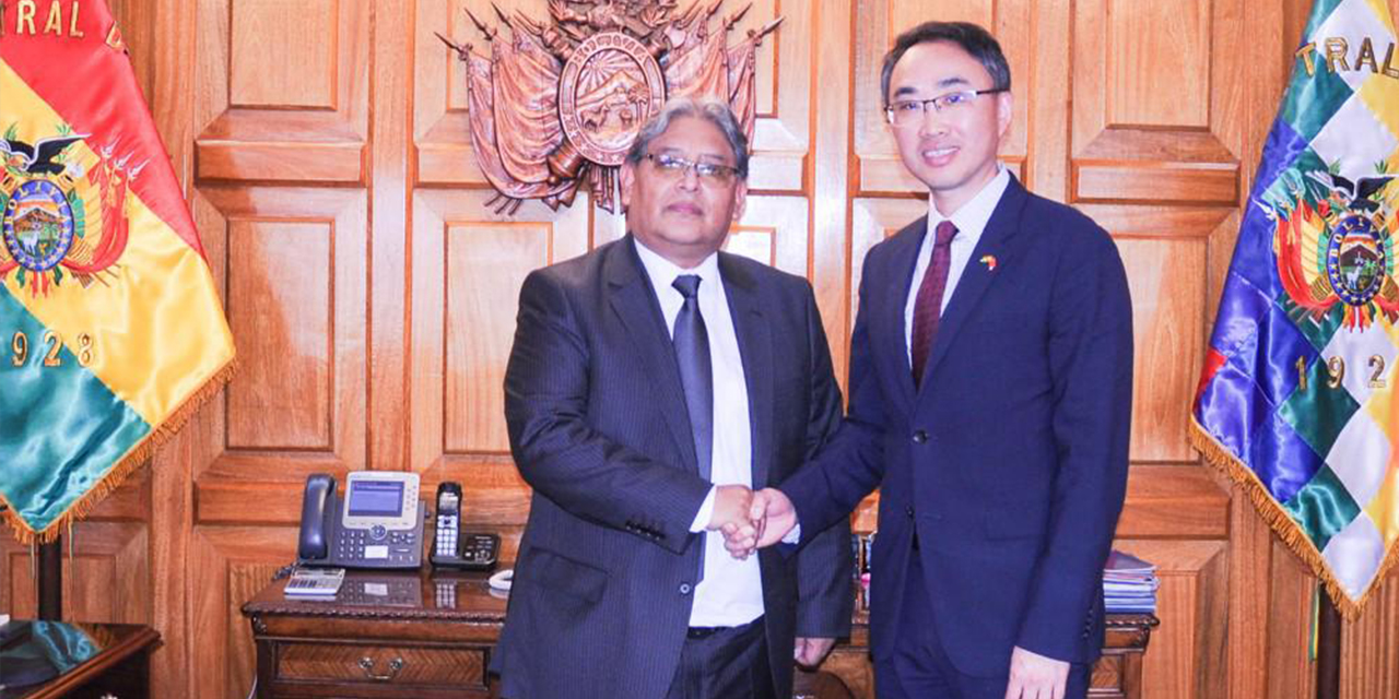 Edwin Rojas y Wang Liang.