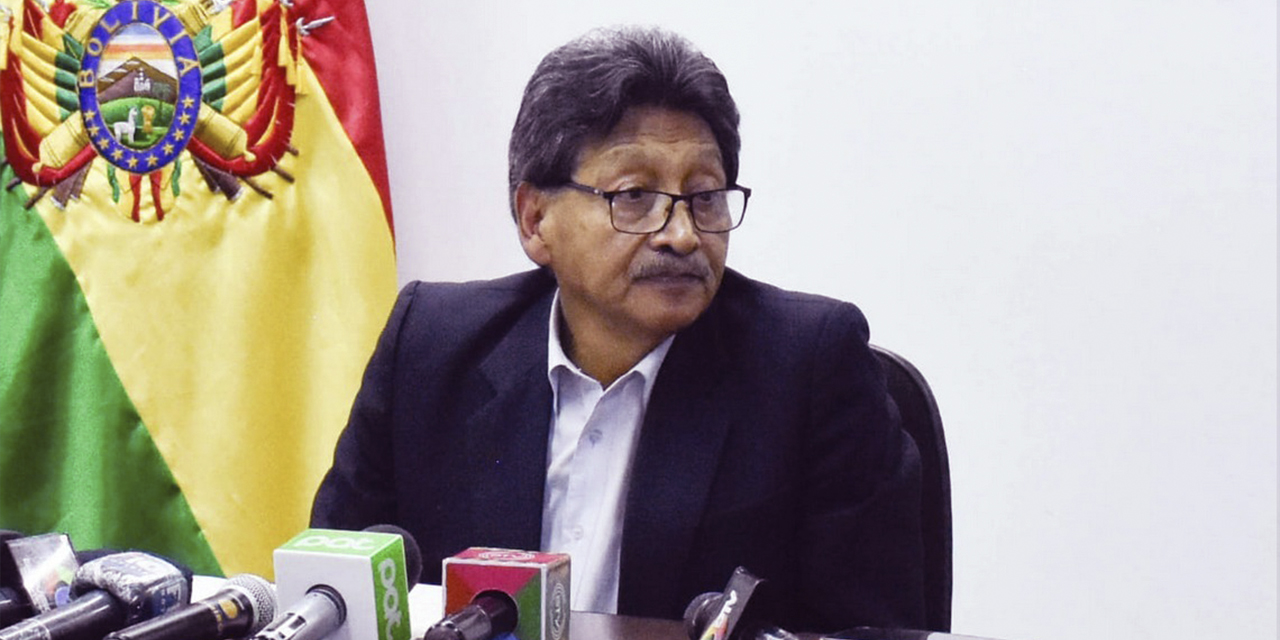 El ministro Marcelino Quispe en conferencia de prensa.