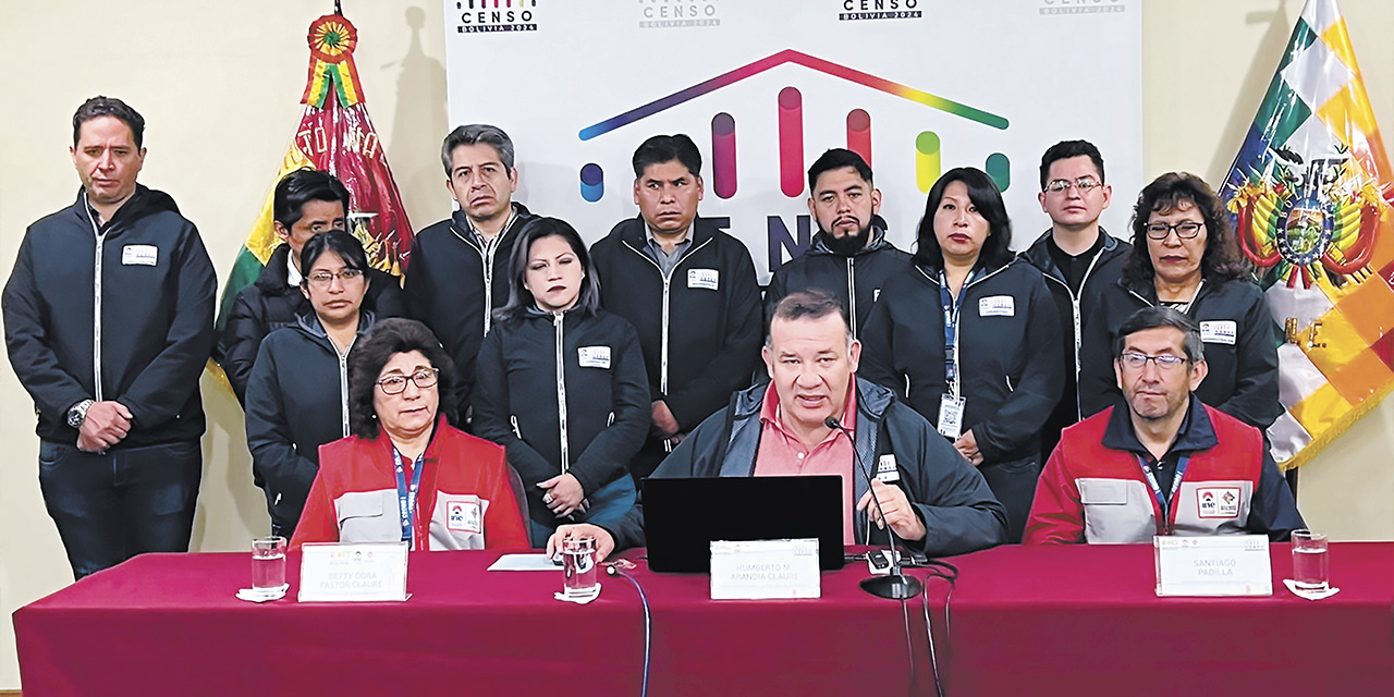 El director del INE, Humberto Arandia, y parte de su equipo. | Foto: INE