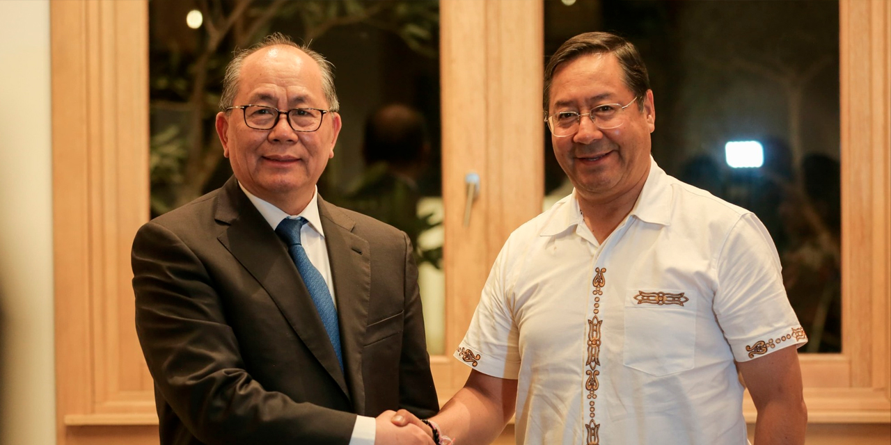 El representante Especial para Asuntos Latinoamericanos de la República Popular China, Qiu Xiaoqi, y el presidente Luis Arce. Foto: Facebook Lucho Arce