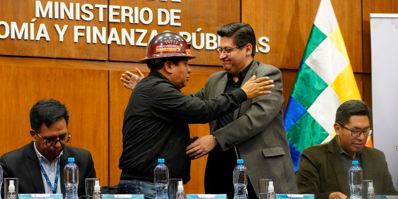 El ejecutivo de la COB, Juan Carlos Huarachi, y el ministro de Economía, Marcelo Montenegro, acuerdan diálogo. Foto: Jorge Mamani