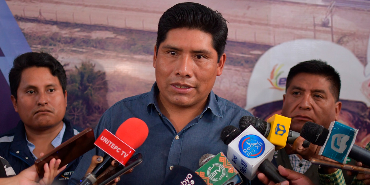 El gerente ejecutivo de Emapa, Franklin Flores, en contacto con la prensa local. Foto: Archivo.