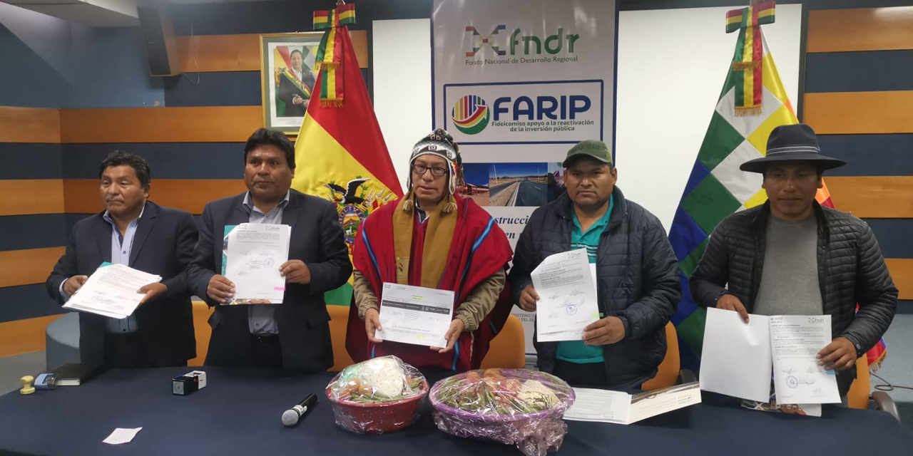 Firma de los acuerdos de financiamiento. (Foto: FNDR)