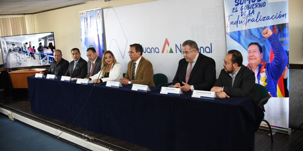 La presidenta de la Aduana, Karina Serrudo, en conferencia de prensa. Foto: Gustavo Ticona