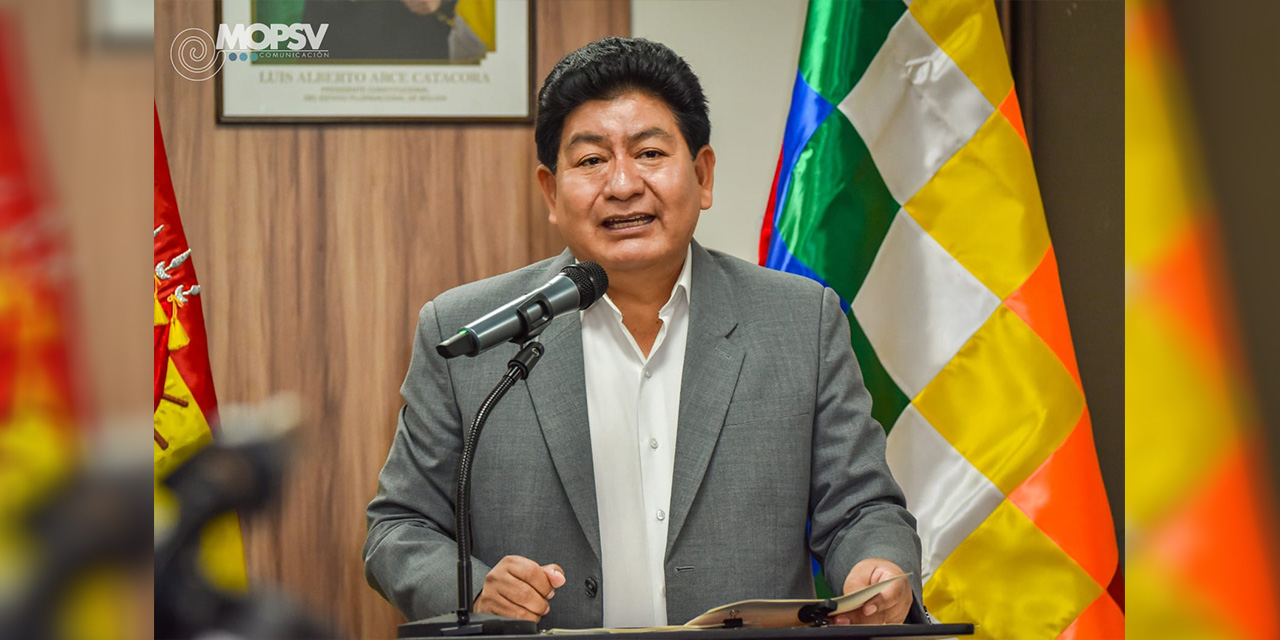 Gobierno de Luis Arce benefició a 906 padres solteros con viviendas dignas 