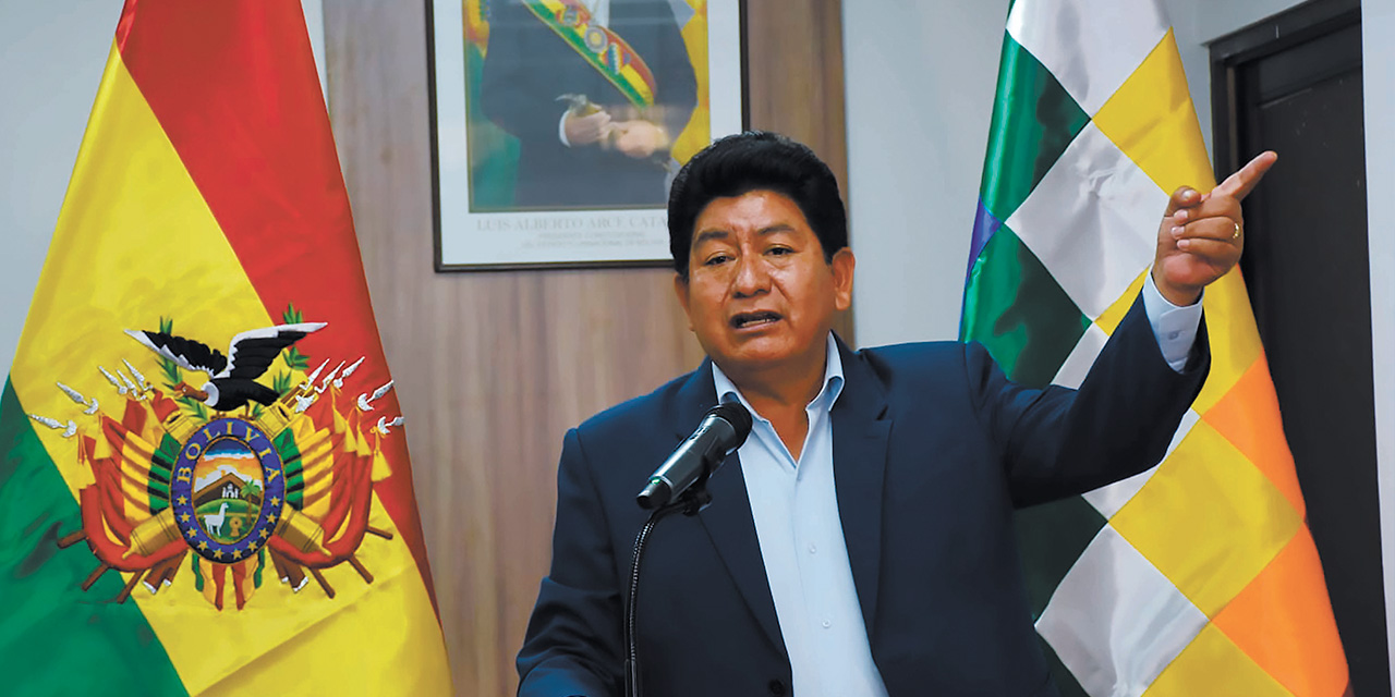 El ministro de Obras Públicas, Édgar Montaño, en conferencia de prensa. Foto: APG