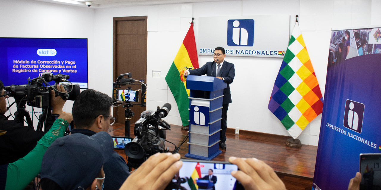El presidente del SIN, Mario Cazón, en conferencia de prensa. Foto: Impuestos.