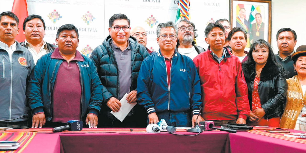 La dirigencia de la COB y la Subcomisión de Desarrollo Productivo durante la firma del acuerdo. Foto: MDPyEP