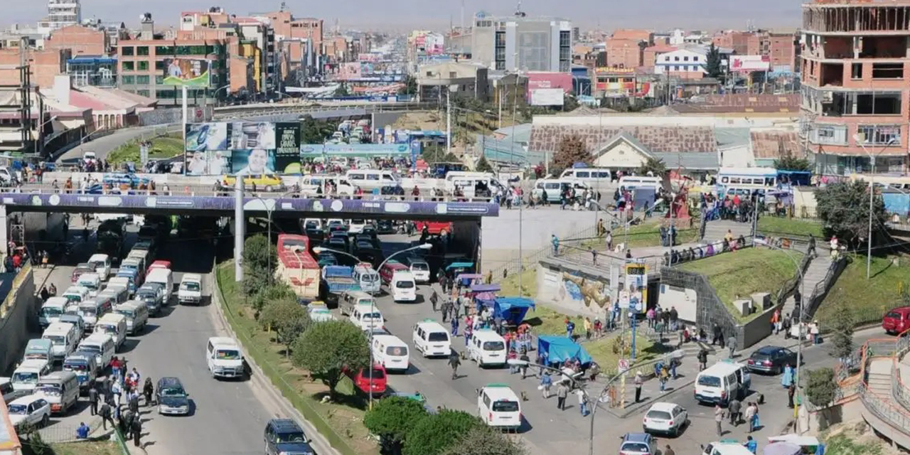 La congestión del tráco vehicular en el Distribuidor de la Ceja de El Alto.