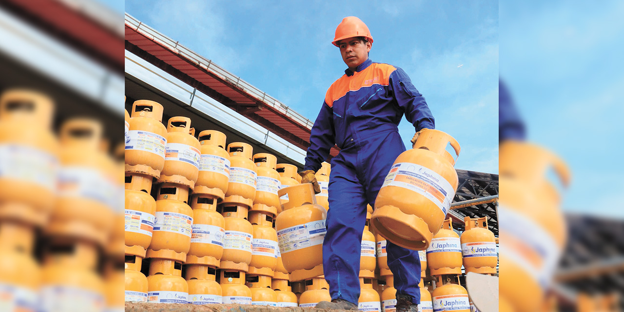 Un trabajador de YPFB junto a las garrafas de GLP nuevas. Foto:  APG